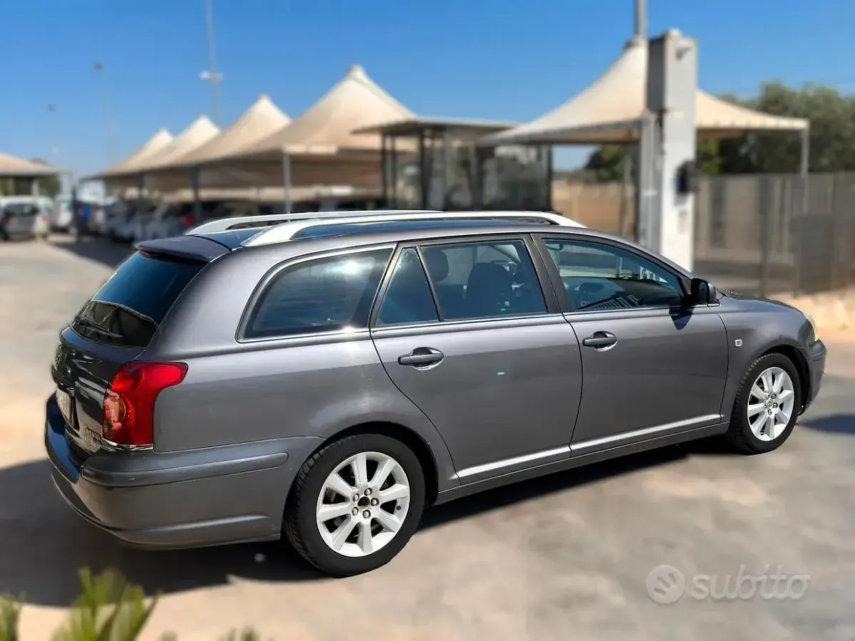 Usata Toyota Avensis 116 CV (85 kW) 2006 Grigio Station wagon