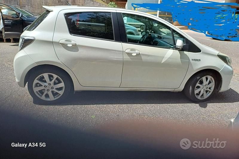 Usata Toyota Yaris Hybrid 75 CV (55 kW) 2013 Bianco Utilitaria