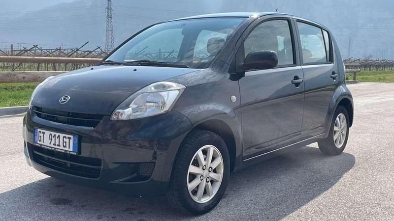 Nero Usata 2011 Daihatsu Sirion HIRO Due volumi | 3500 € (Buon prezzo) - Immagine 1/4