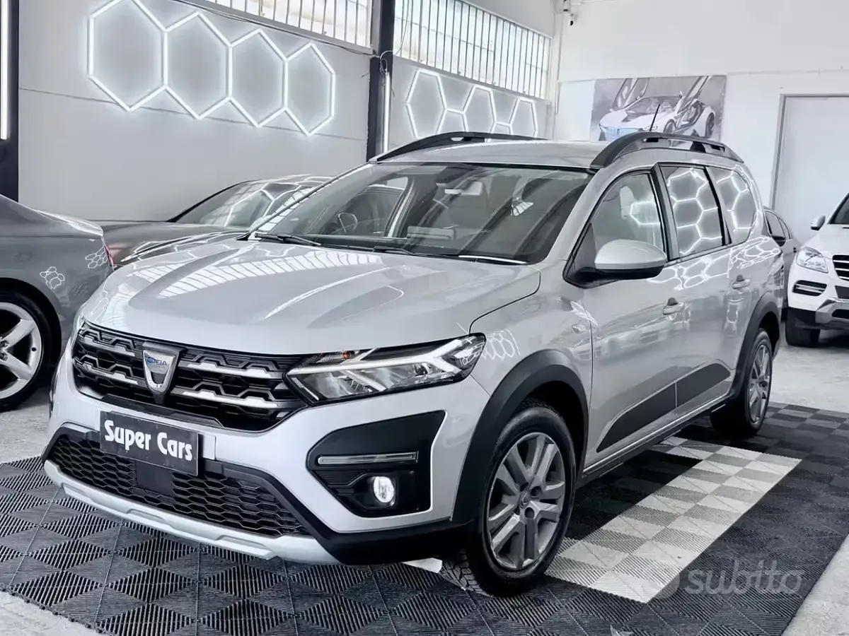 Usata Dacia Jogger Comfort 101 CV (74 kW) 2023 Grigio Monovolume