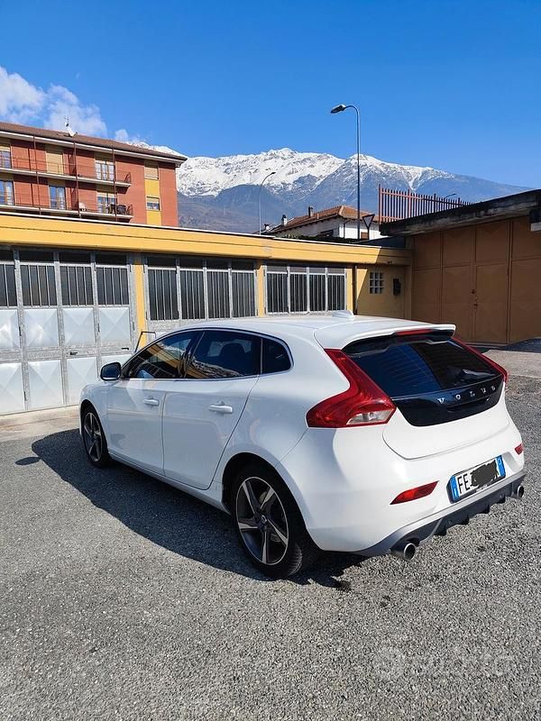 Usata Volvo V40 150 CV (110 kW) 2016 Bianco Berlina