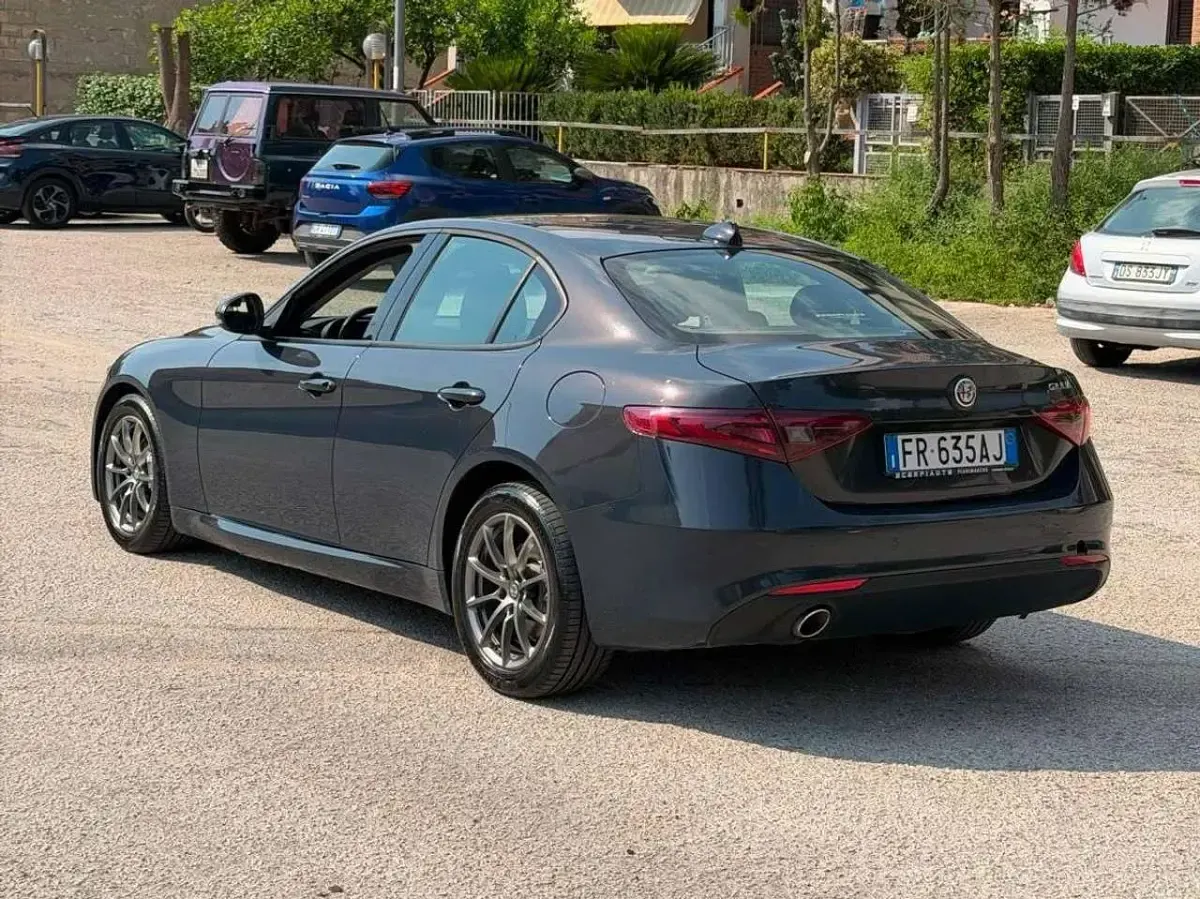 Usata Alfa Romeo Giulia Business Launch Edition 150 CV (110 kW) 2018 Grigio lipari Berlina