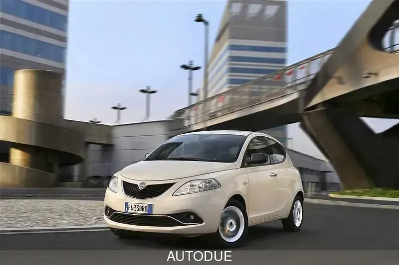 Usata Lancia Ypsilon Silver 69 CV (50 kW) 2019 Bianco Utilitaria