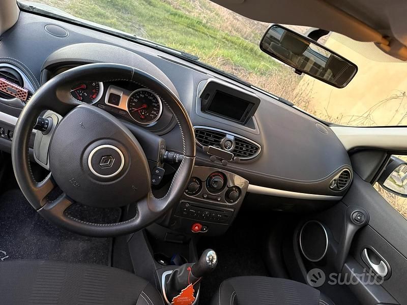 Usata Renault Clio II 75 CV (55 kW) 2011 Grigio Berlina