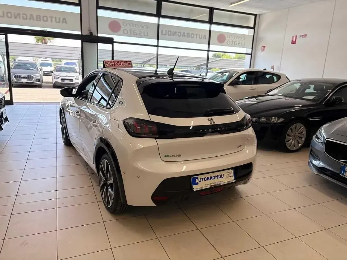 Usata Peugeot e-208 GT 56 kW (77 CV) 2021 Bianco Utilitaria