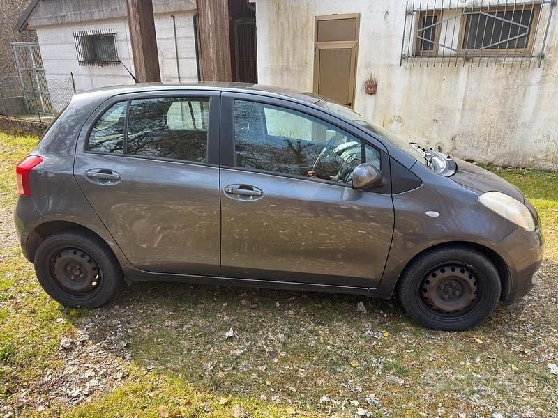 Usata Toyota Yaris 87 CV (63 kW) 2007 Grigio Utilitaria