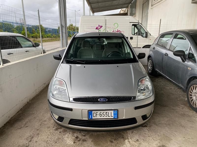 Begagnad Ford Fiesta Zetec 67 HK (49 kW) 2002 Silver Halvkombi