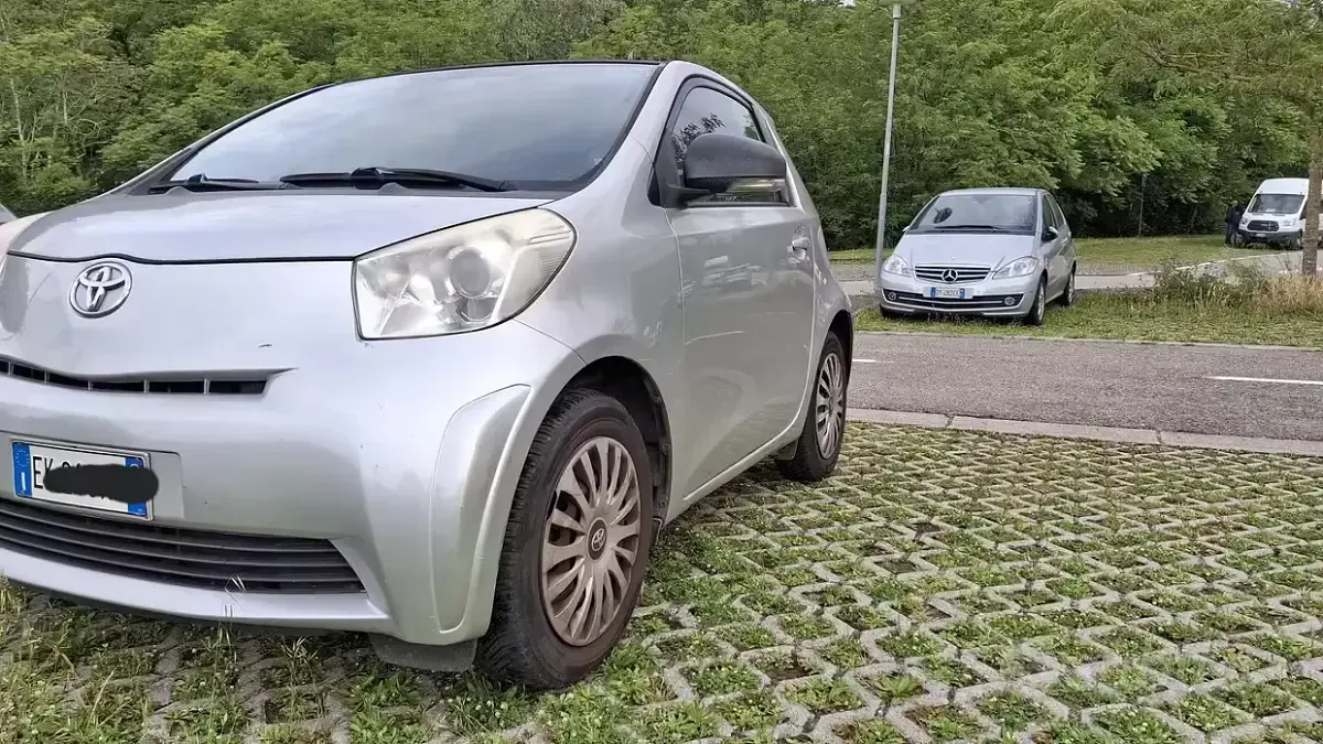 Usata Toyota iQ Sol 68 CV (50 kW) 2011 Grigio Utilitaria