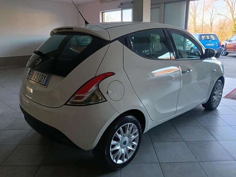 Usata Lancia Ypsilon Gold 69 CV (50 kW) 2015 Bianco Utilitaria