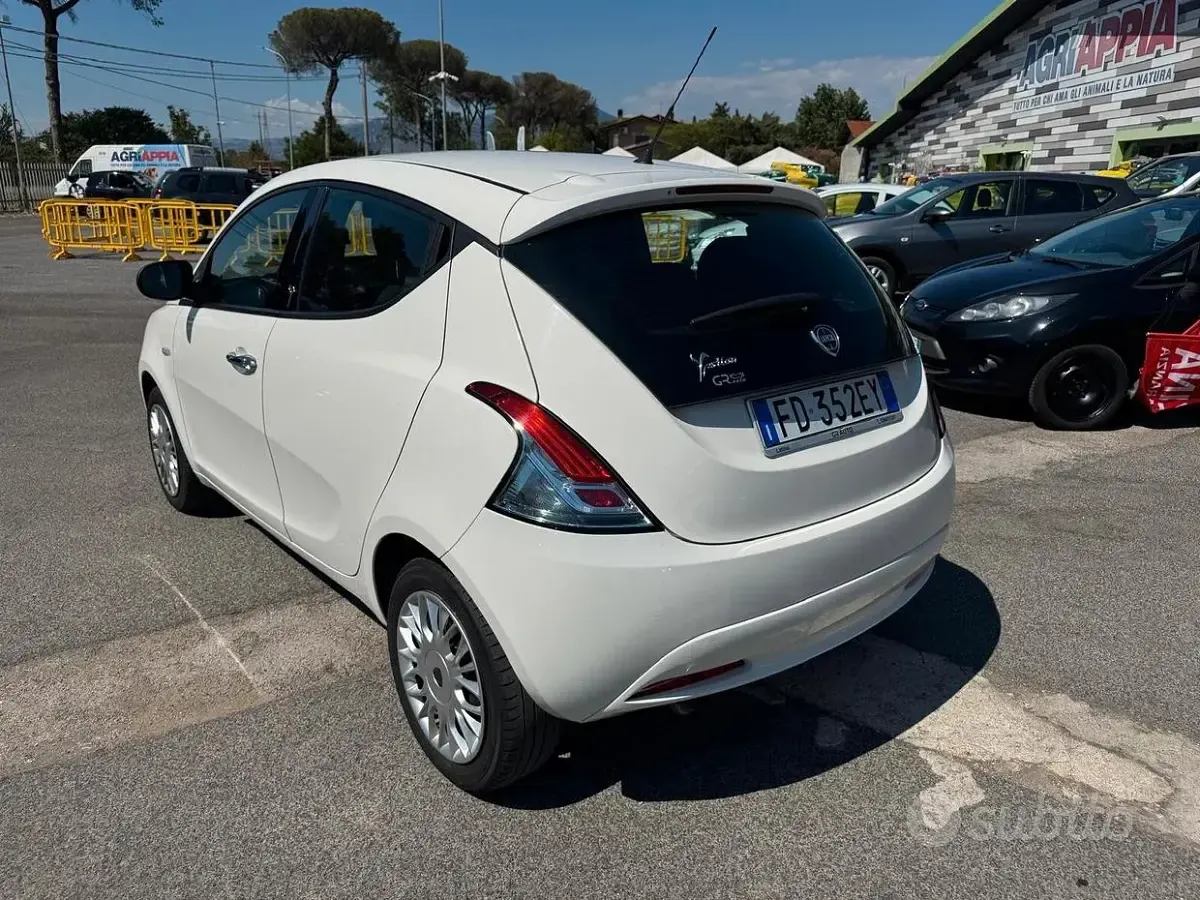Usata Lancia Ypsilon Silver 69 CV (50 kW) 2016 Bianco Utilitaria