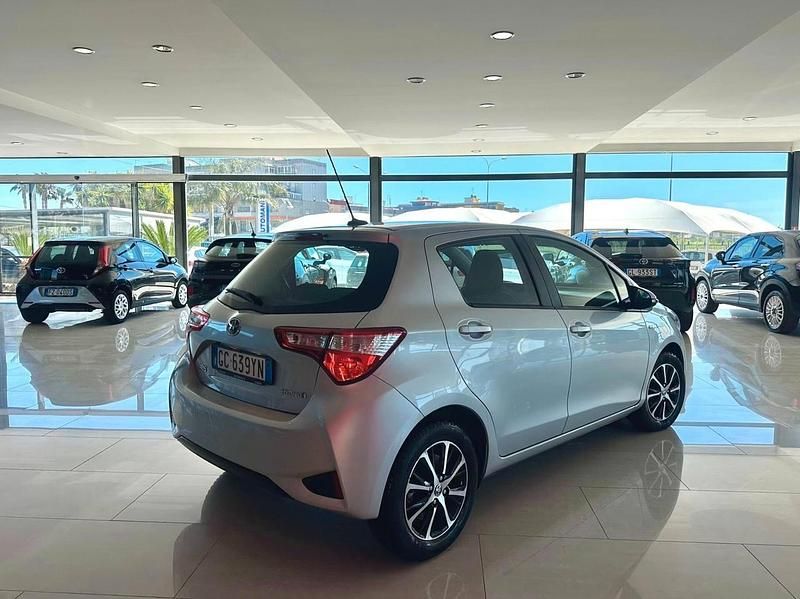 Usata Toyota Yaris Hybrid Lounge 92 CV (67 kW) 2020 Argento Utilitaria
