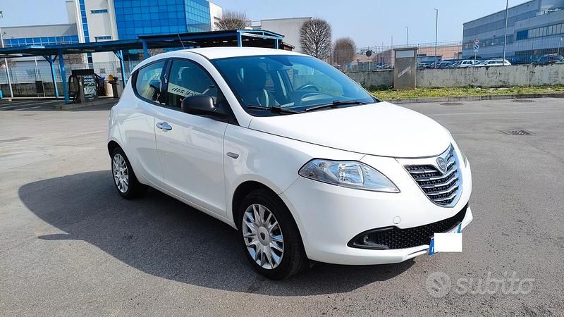 Usata Lancia Ypsilon 95 CV (69 kW) 2015 Bianco Utilitaria
