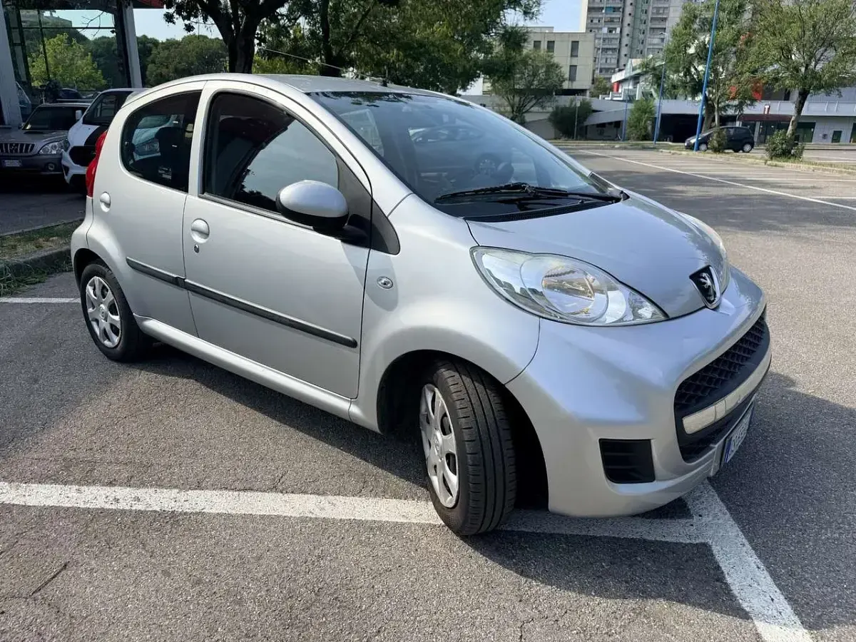Usata Peugeot 107 Active 68 CV (50 kW) 2011 Argento Utilitaria