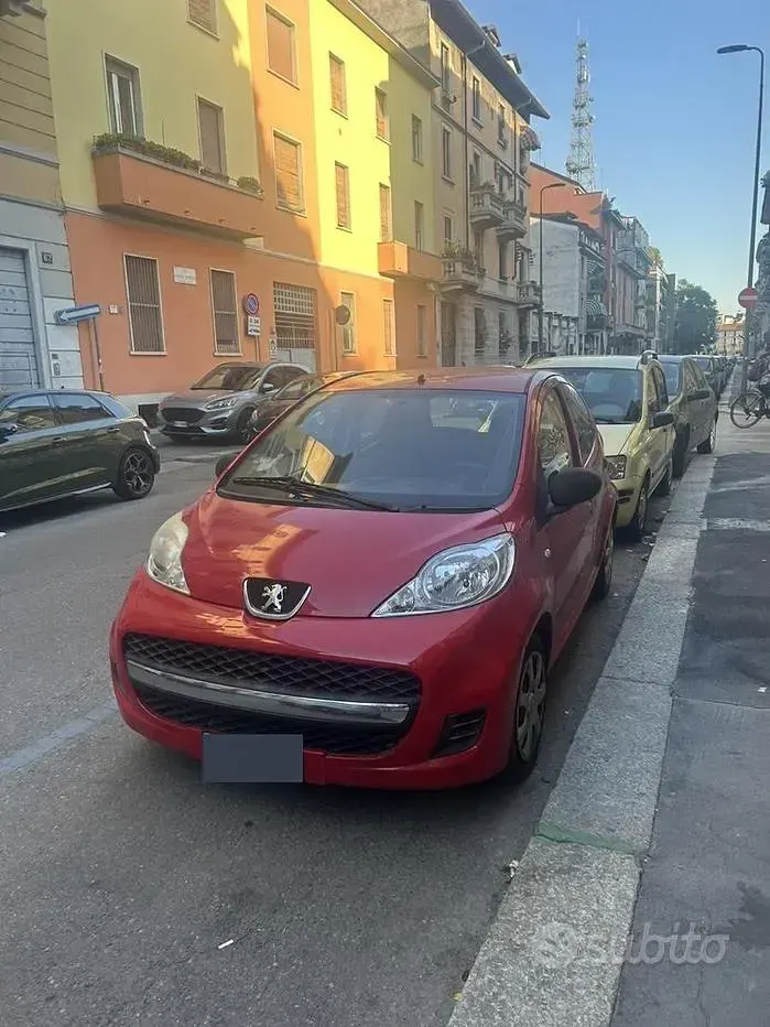 Usata Peugeot 107 68 CV (50 kW) 2011 Rosso Utilitaria