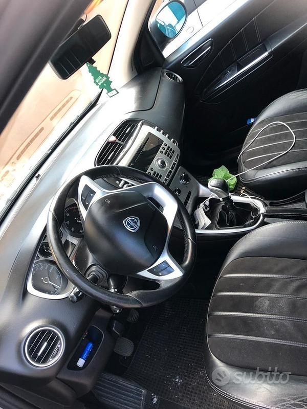 Usata Lancia Delta 120 CV (88 kW) 2011 Grigio Utilitaria