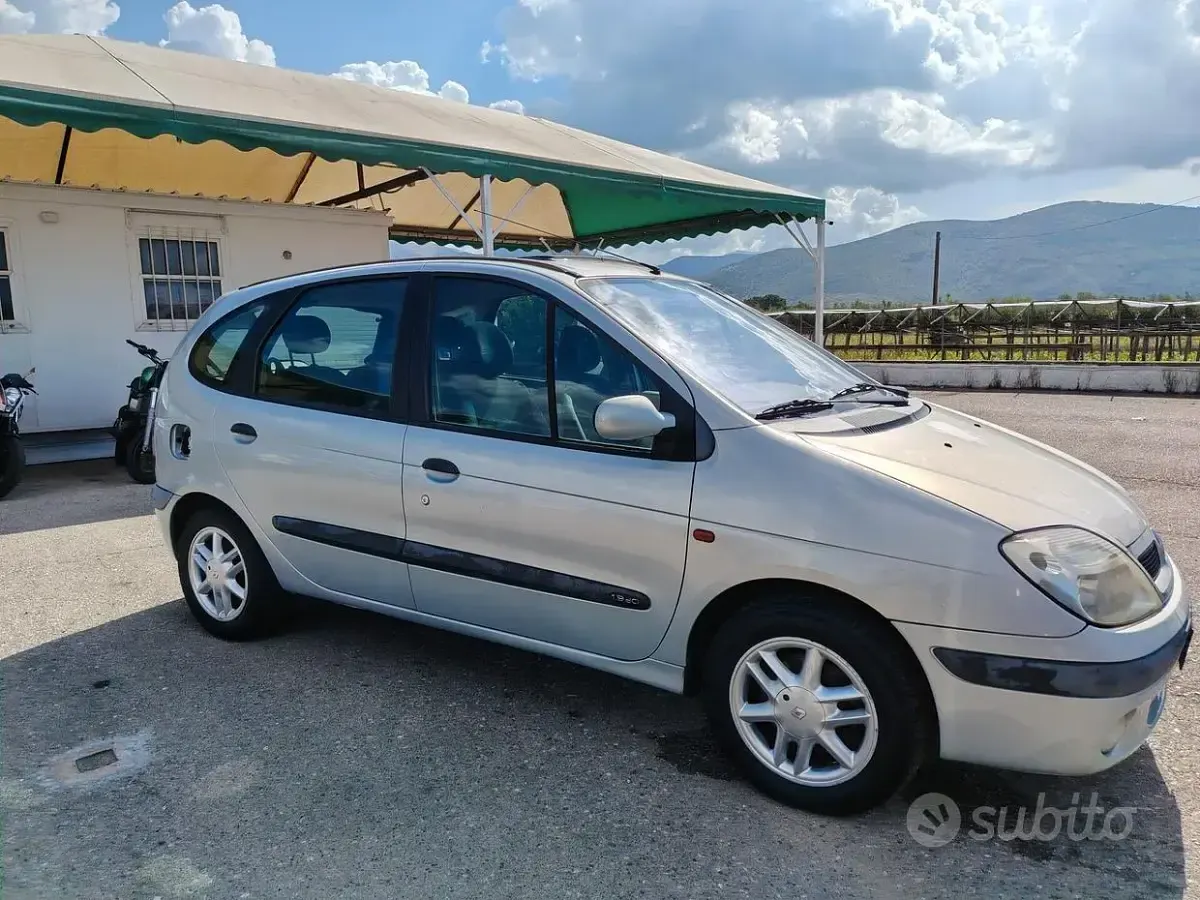 Usata Renault Scénic 102 CV (75 kW) 2002 Grigio Monovolume