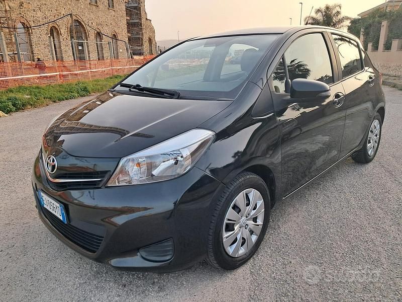 Usata Toyota Yaris Lounge 69 CV (50 kW) 2011 Nero Utilitaria