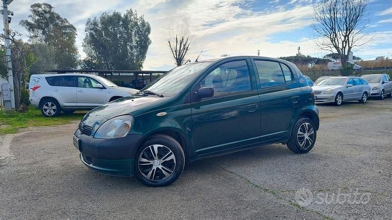 Usata Toyota Yaris 67 CV (49 kW) 2002 Verde Berlina