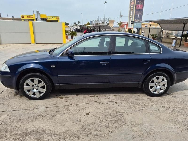 Usata VW Passat 130 CV (95 kW) 2001 Blu Berlina