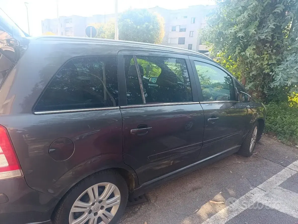 Usata Opel Zafira 2008 Grigio Monovolume
