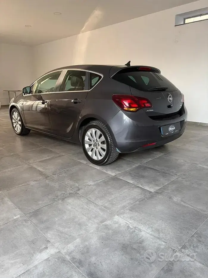 Usata Opel Astra Cosmo 110 CV (80 kW) 2011 Grigio Berlina