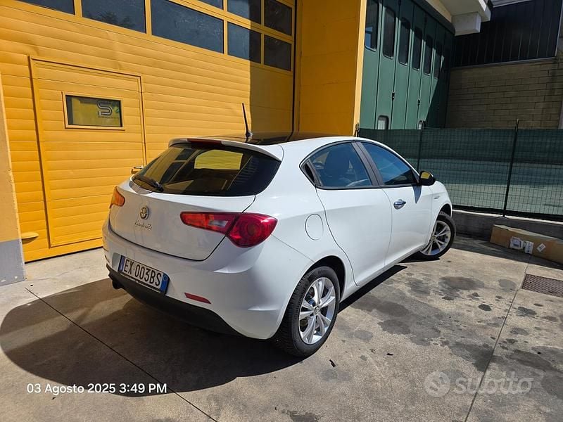 Usata Alfa Romeo Giulietta Distinctive 120 CV (88 kW) 2014 Bianco Utilitaria