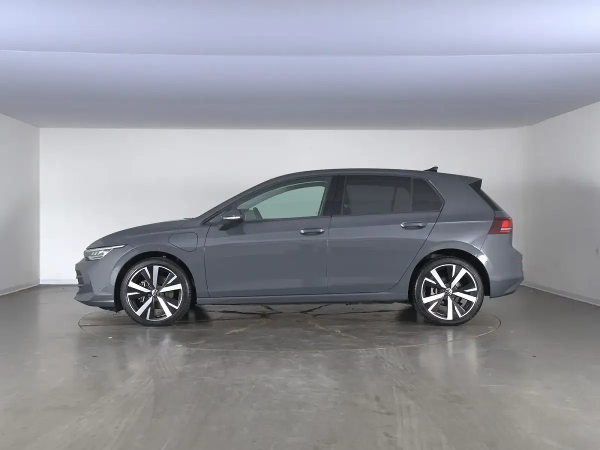 Usata VW Golf VIII Edition 204 CV (150 kW) 2025 Dolphin grey metallizzato Berlina