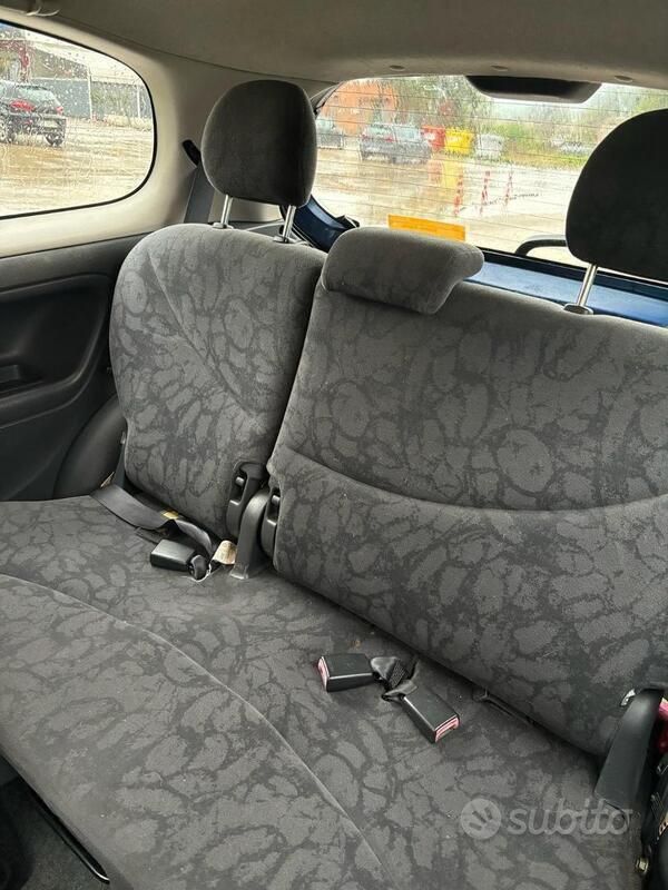 Usata Toyota Yaris 2001 Blu