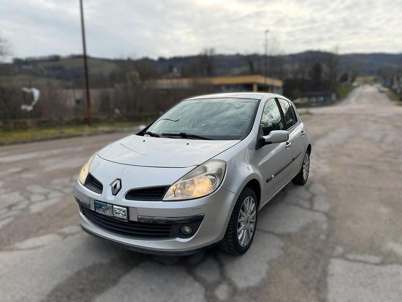 Usata Renault Clio II LE 74 CV (54 kW) 2007 Argento Berlina