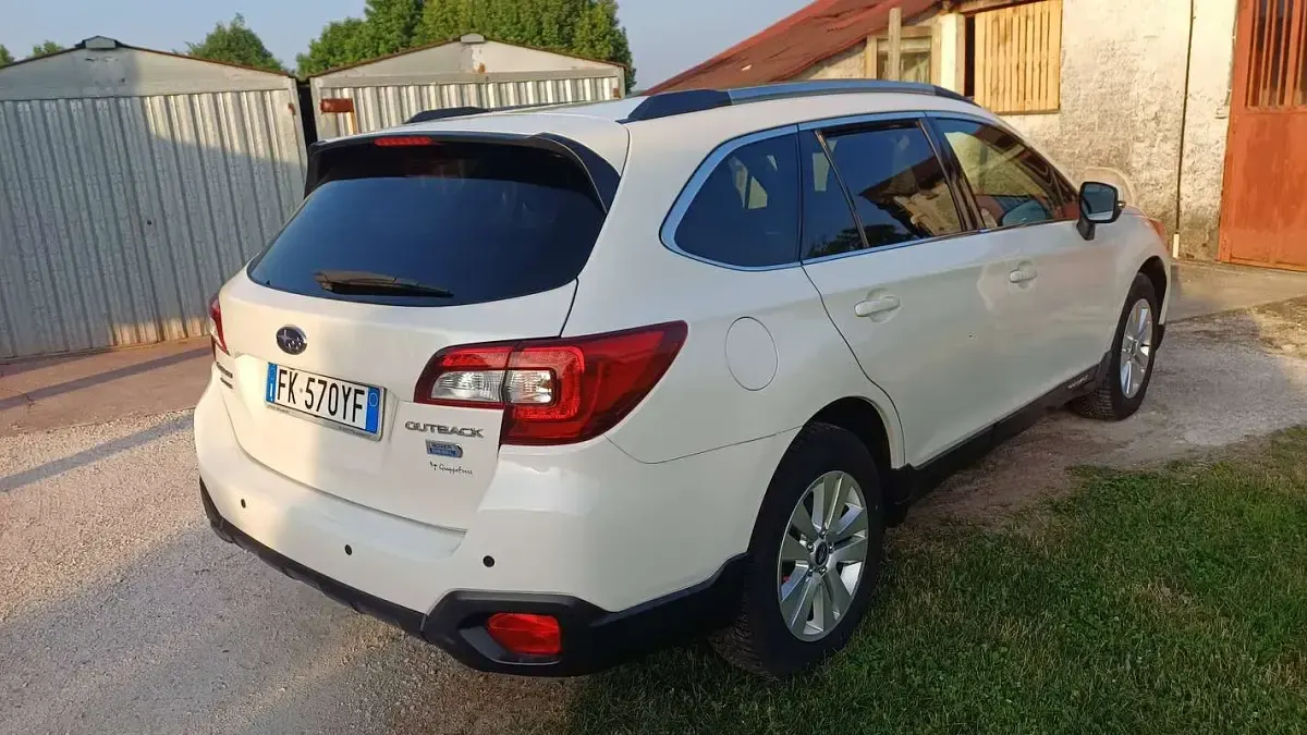Usata Subaru Outback Style 150 CV (110 kW) 2017 Bianco Station wagon