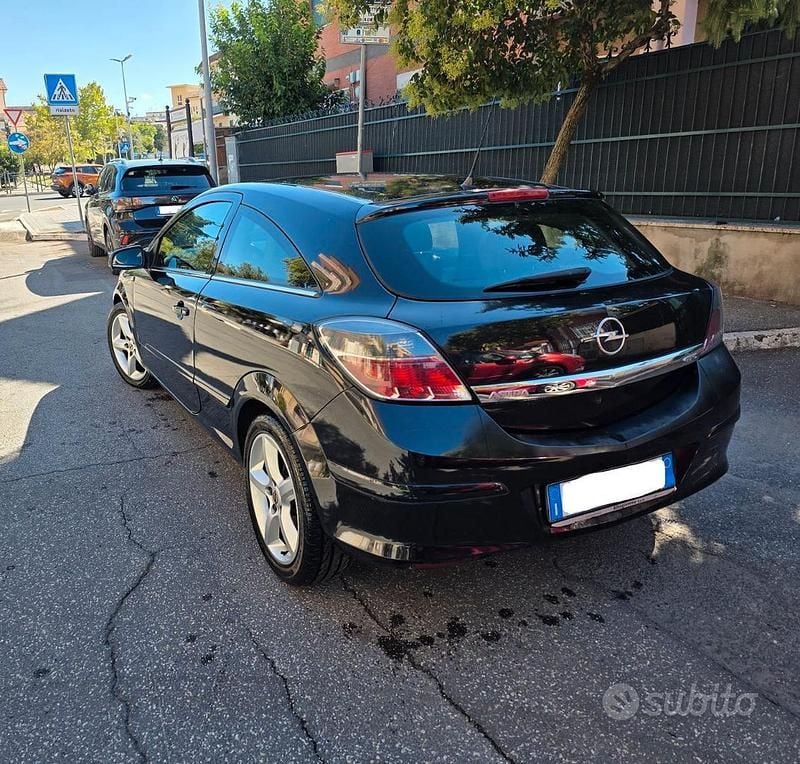 Usata Opel Astra GTC Cosmo 101 CV (74 kW) 2006 Nero Coupé