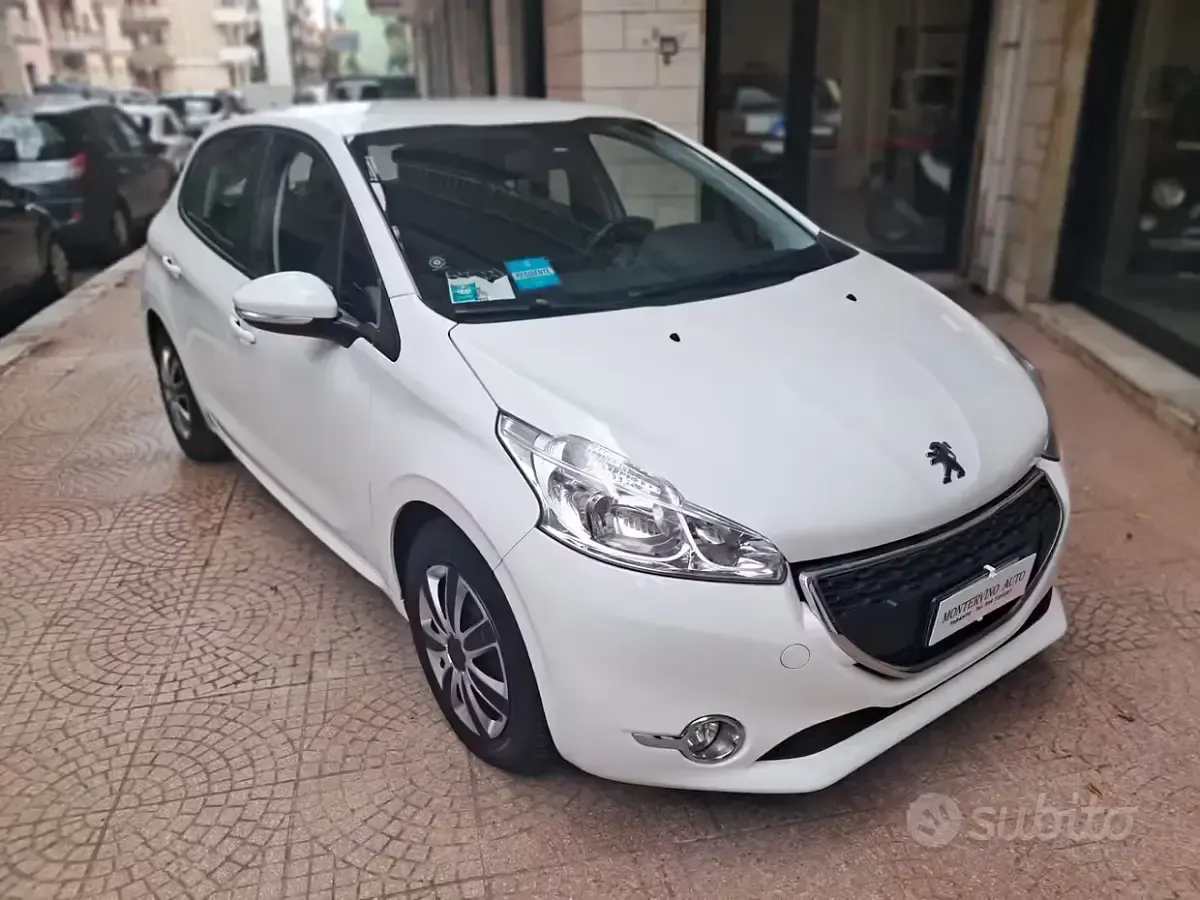 Usata Peugeot 208 68 CV (50 kW) 2013 Bianco Utilitaria