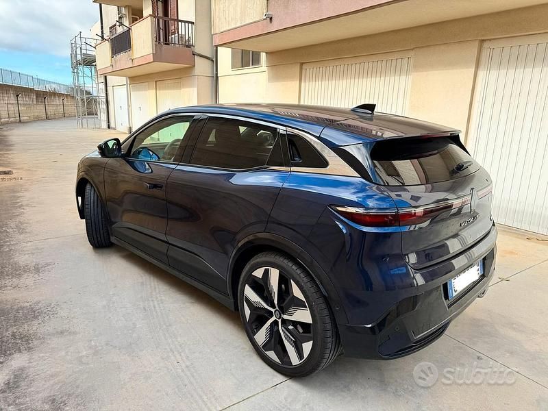 Usata Renault Megane E-Tech 161 kW (220 CV) 2025 Blu Berlina