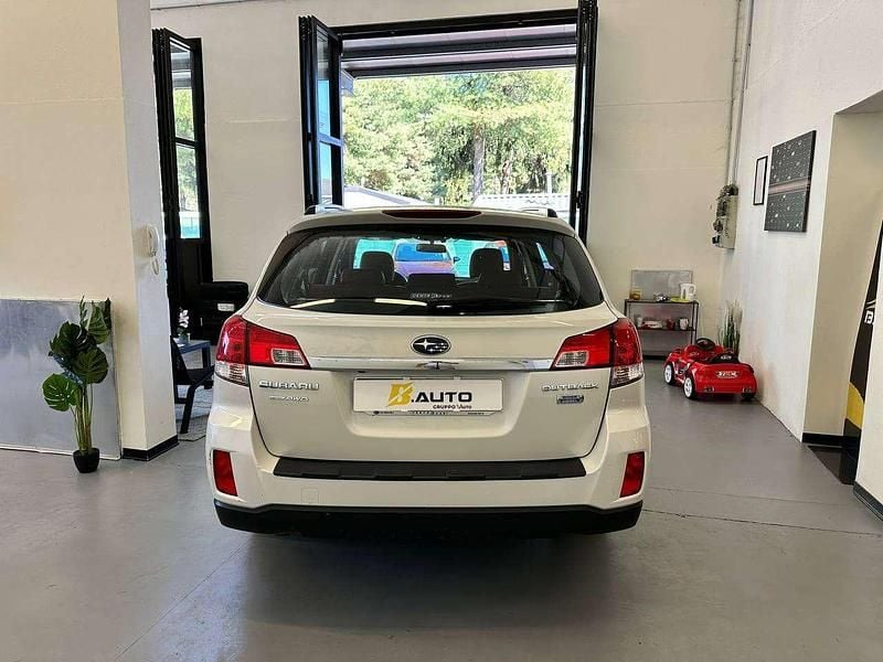 Usata Subaru Outback Trend 150 CV (110 kW) 2011 Bianco Station wagon