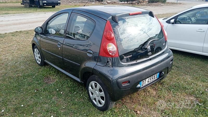 Usata Peugeot 107 68 CV (50 kW) 2008 Grigio Utilitaria