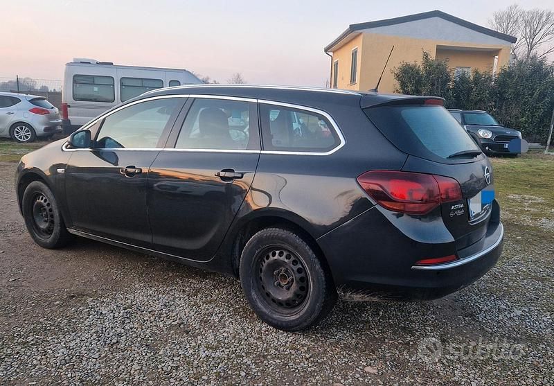Usata Opel Astra Cosmo 110 CV (80 kW) 2014 Nero Station wagon