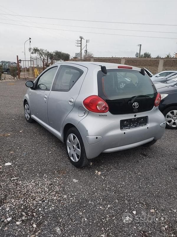 Usata Toyota Aygo Sol 67 CV (49 kW) 2006 Grigio Utilitaria