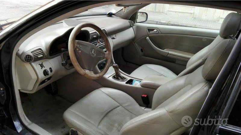 Usata Mercedes C220 Sport 143 CV (105 kW) 2002 Nero Coupé