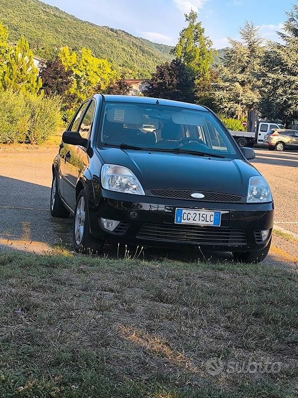Usata Ford Fiesta 90 CV (66 kW) 2003 Nero Berlina