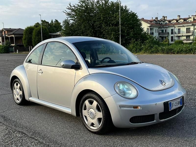 Usata VW New Beetle 104 CV (76 kW) 2007 Argento Utilitaria