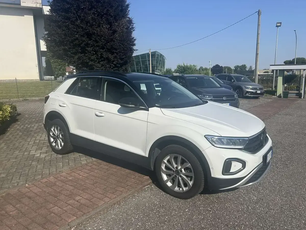 Usata VW T-Roc Life 150 CV (110 kW) 2023 Pure white tetto black SUV