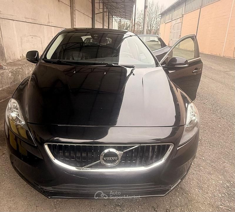 Usata Volvo V40 120 CV (88 kW) 2016 Nero Berlina