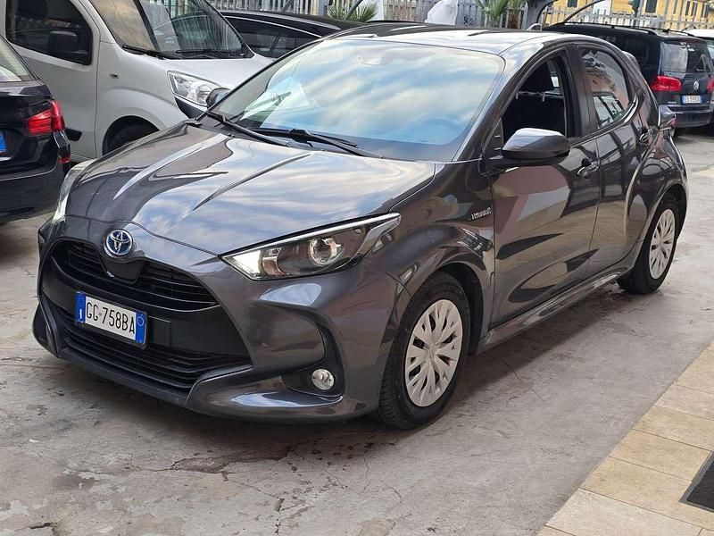 Usata Toyota Yaris Hybrid Business Edition 92 CV (67 kW) 2021 Grigio Berlina