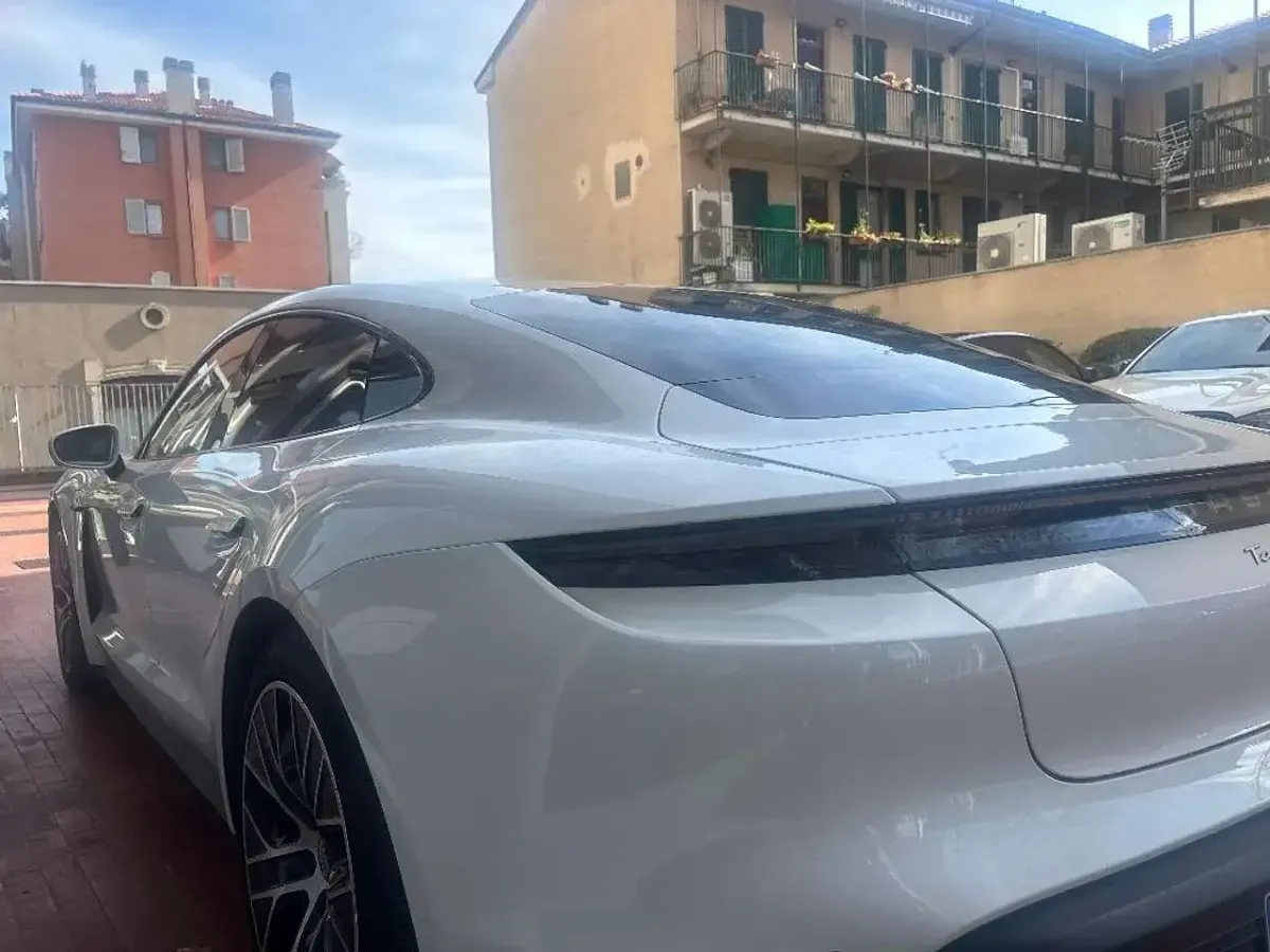 Usata Porsche Taycan 4S 139 kW (190 CV) 2023 Bianco Berlina
