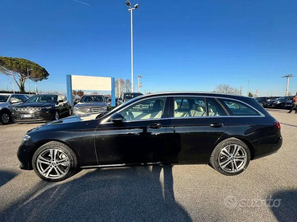 Usata Mercedes E300 265 CV (194 kW) 2021 Nero Station wagon
