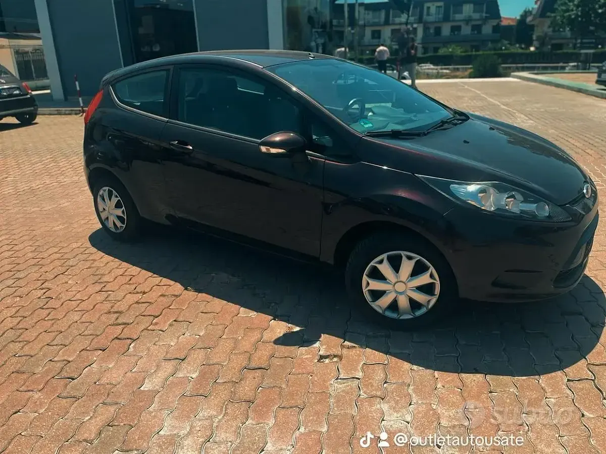 Usata Ford Fiesta 49 CV (36 kW) 2010 Rosso Utilitaria
