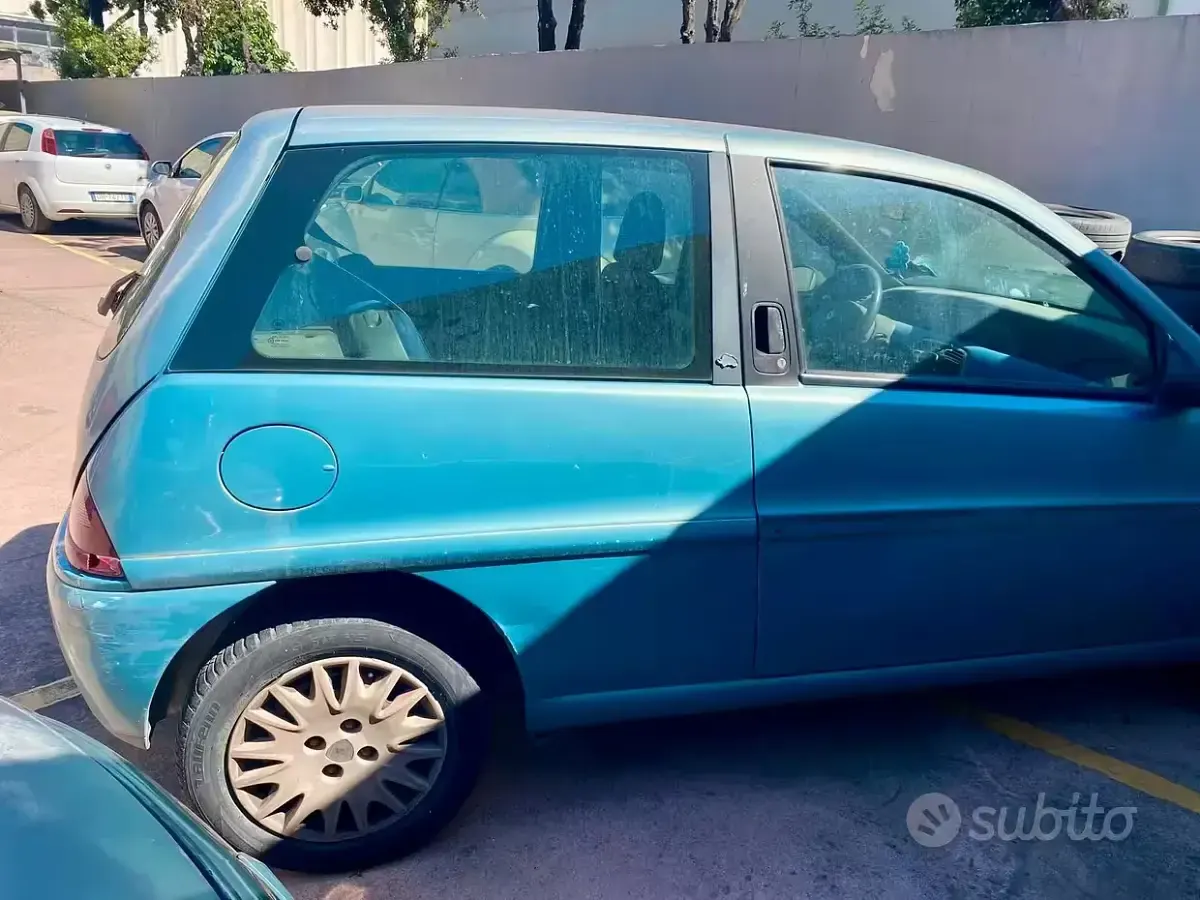 Usata Lancia Ypsilon 60 CV (44 kW) 2001 Blu Utilitaria