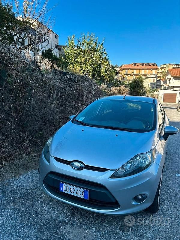 Grigio Usata 2010 Ford Fiesta Titanium Tre volumi | 3800 € (Buon prezzo) - Immagine 1/4