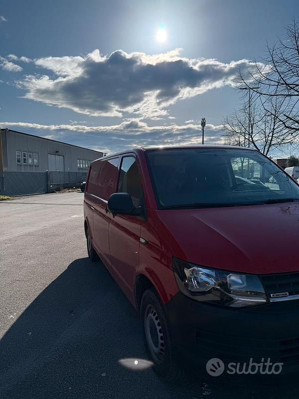 Usado VW T6 150 CV (110 kW) 2016 Rojo Van