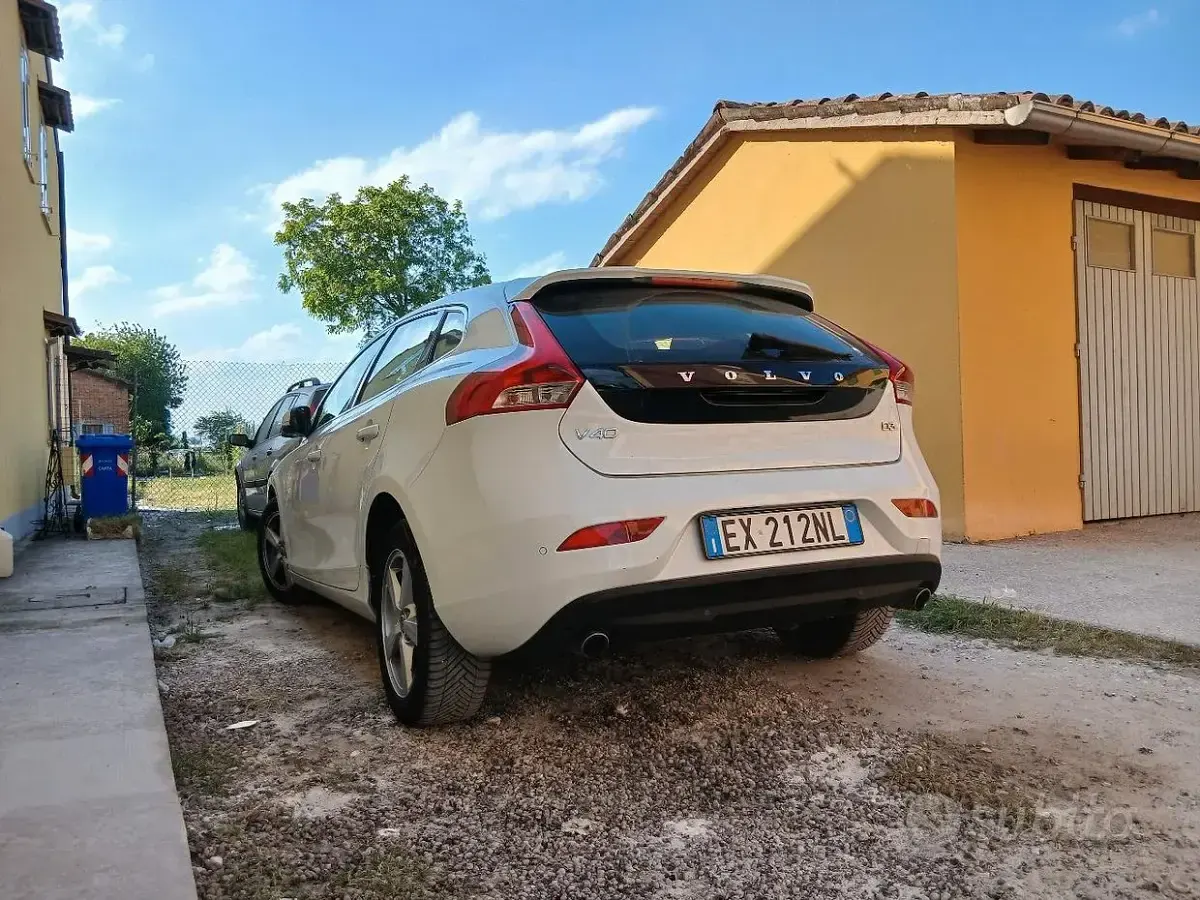 Usata Volvo V40 150 CV (110 kW) 2014 Bianco Berlina